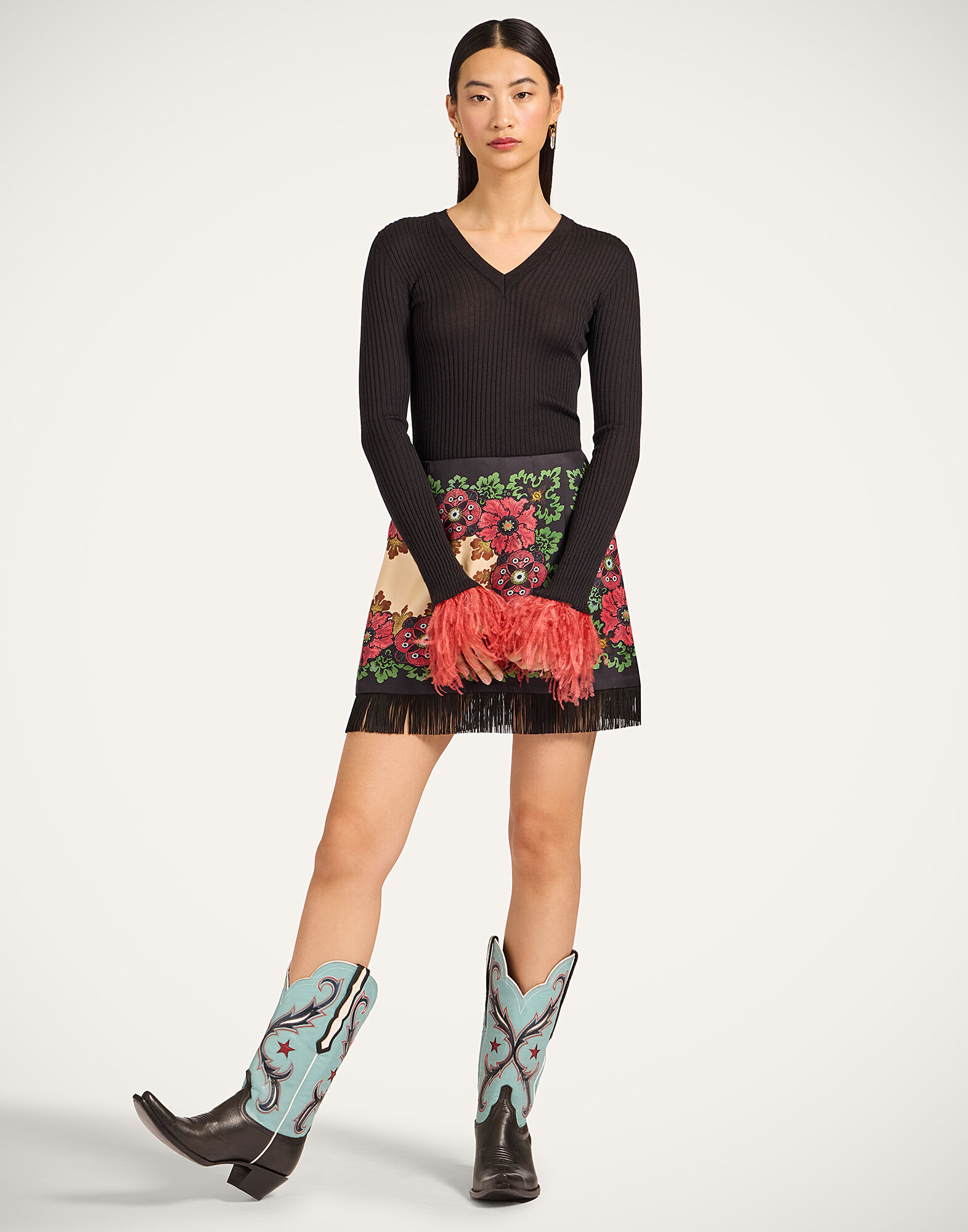 La DoubleJ V-Neck High Kick Top Solid Black PUL0206KNI122VA290BL01