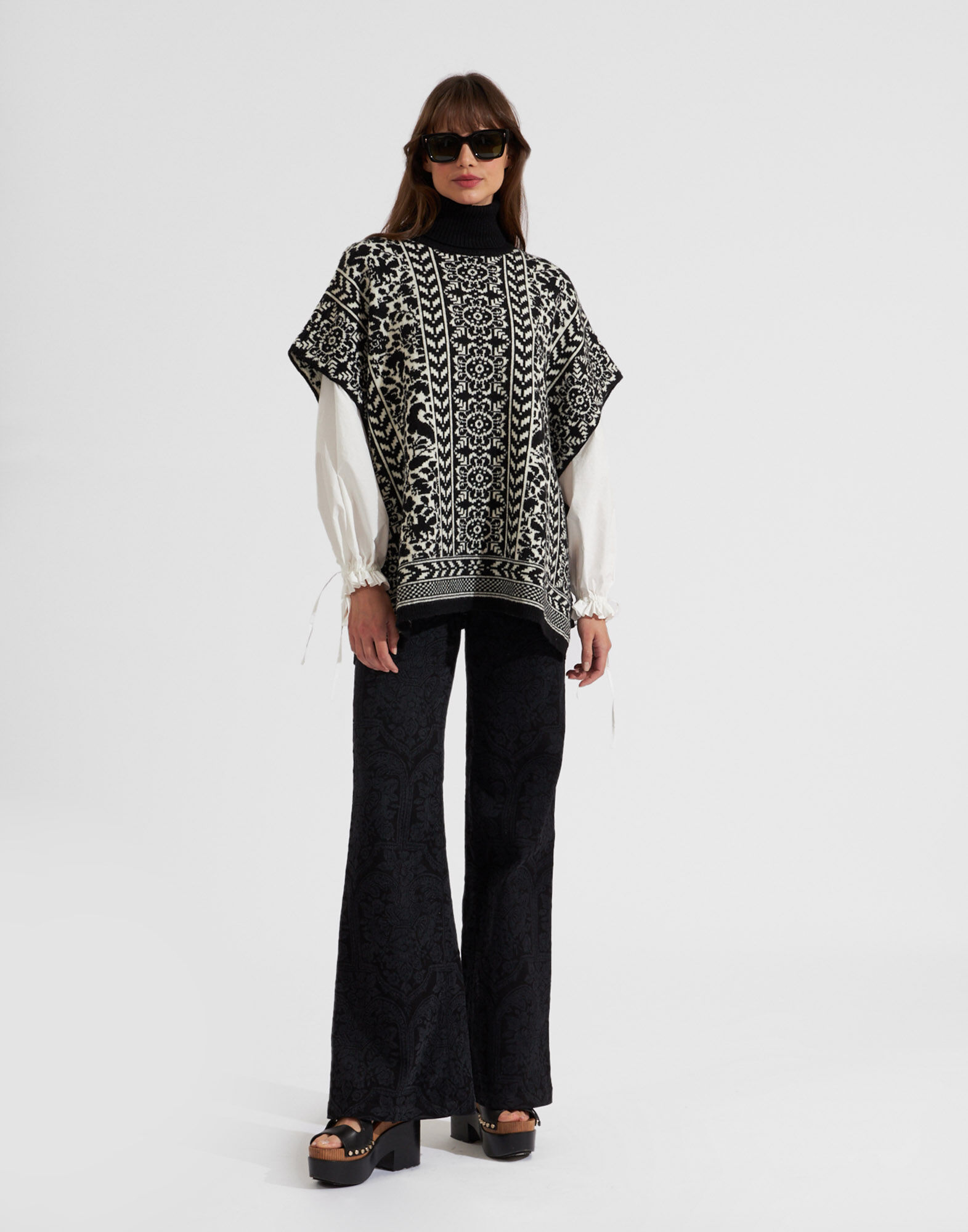 La DoubleJ High Neck Poncho Black / White PUL0098KNI060VAR0167