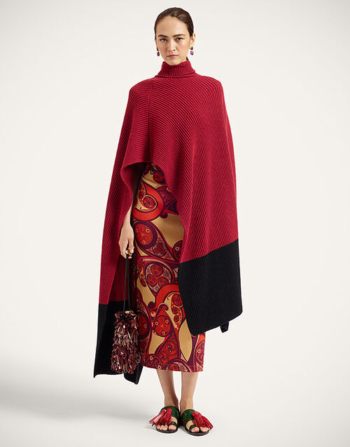 La DoubleJ Make An Entrance Cape Bicolor Bicolor Burgundy and Black SCA0116KNI222VA521RE07