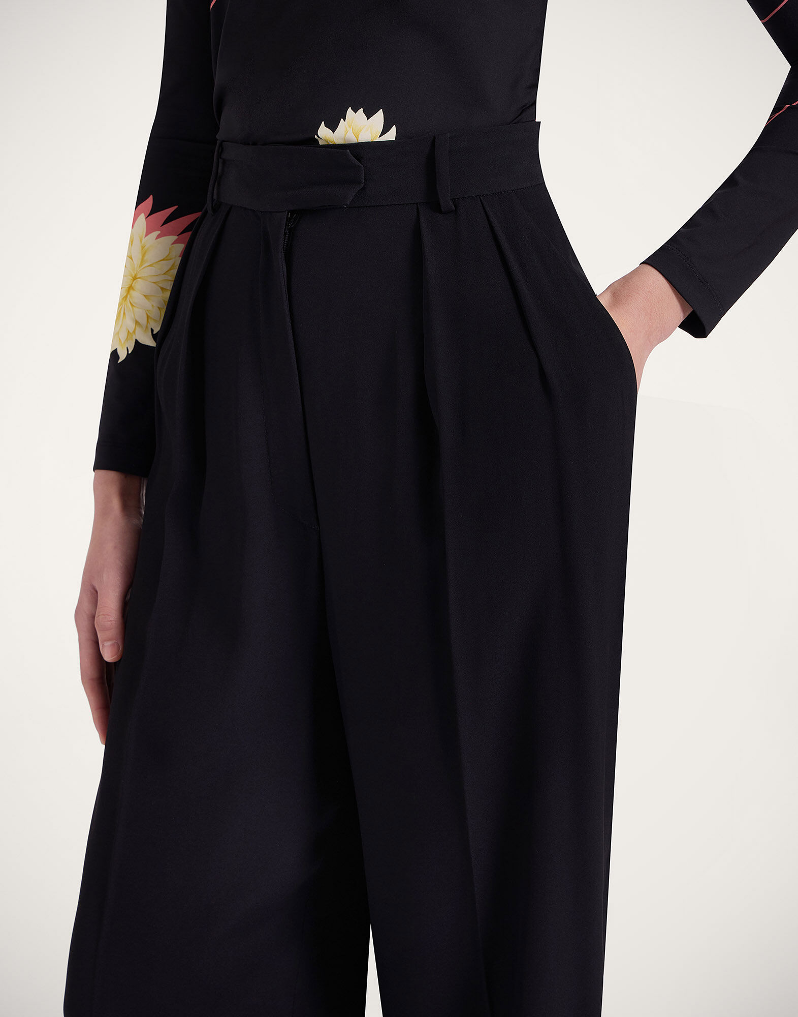 La DoubleJ Brooklyn Pants Solid Black TRO0156SAB001SOLIDBL01