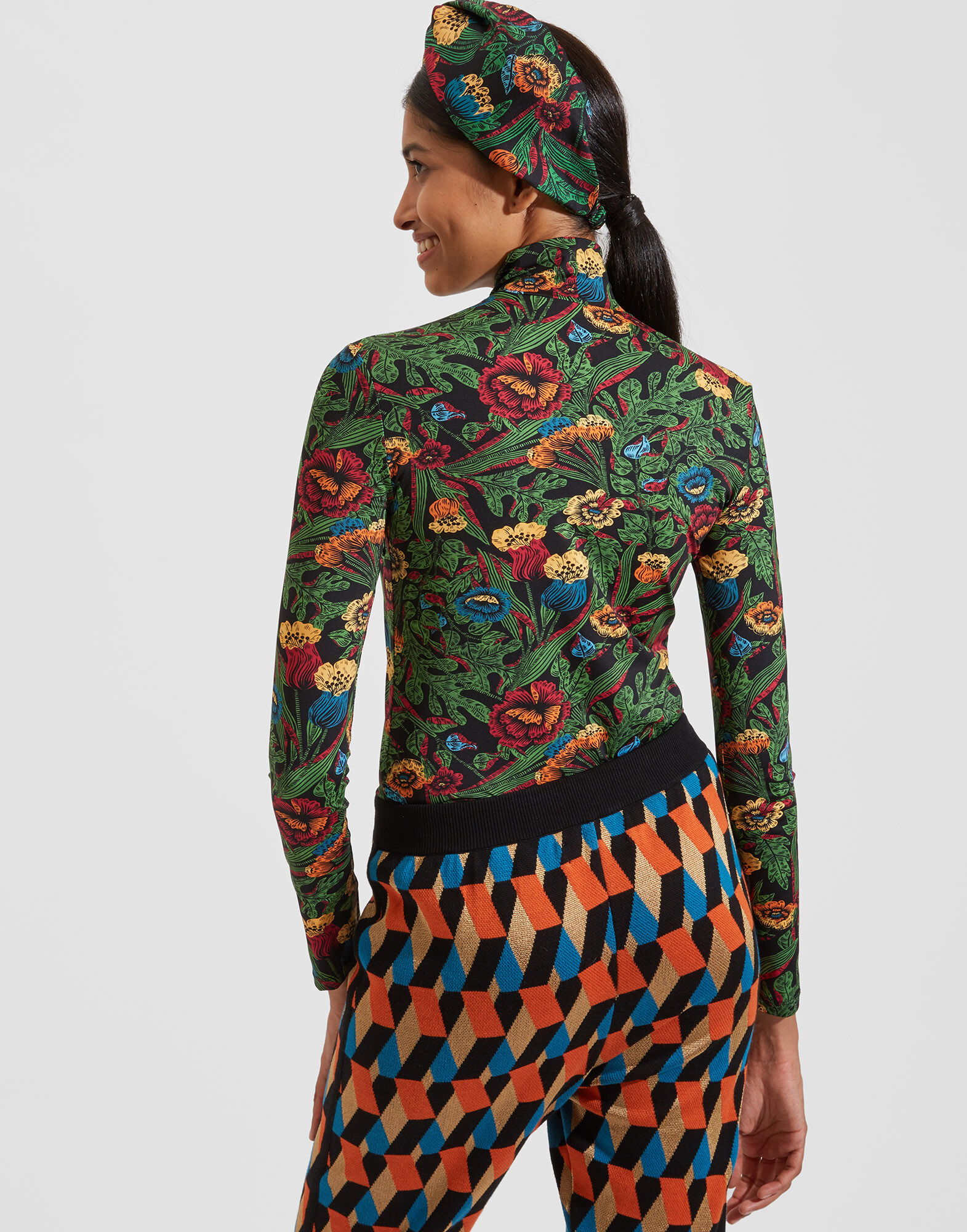 La DoubleJ Turtleneck Night Garden SHI0030JER005GAR0001