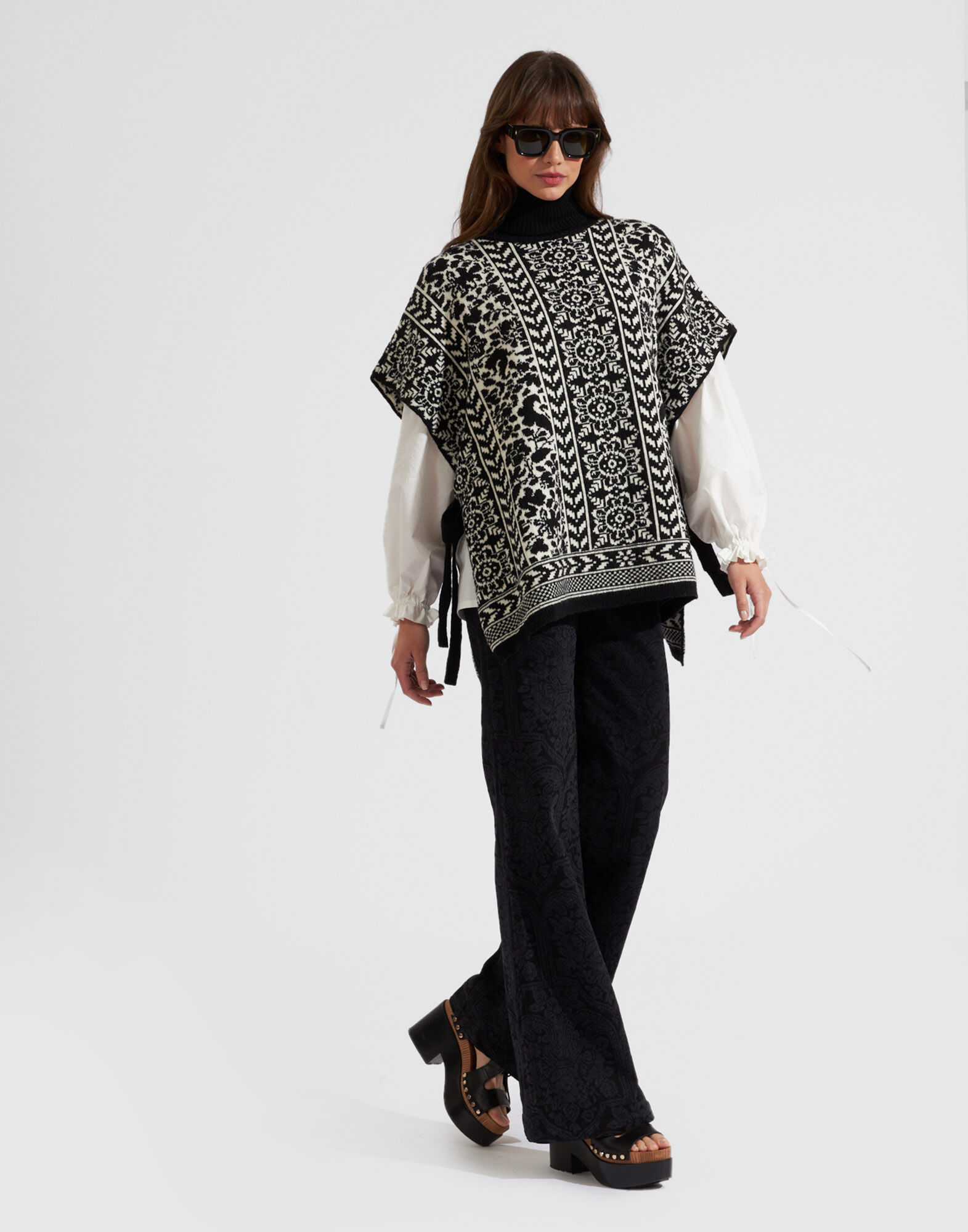 La DoubleJ High Neck Poncho Black / White PUL0098KNI060VAR0167