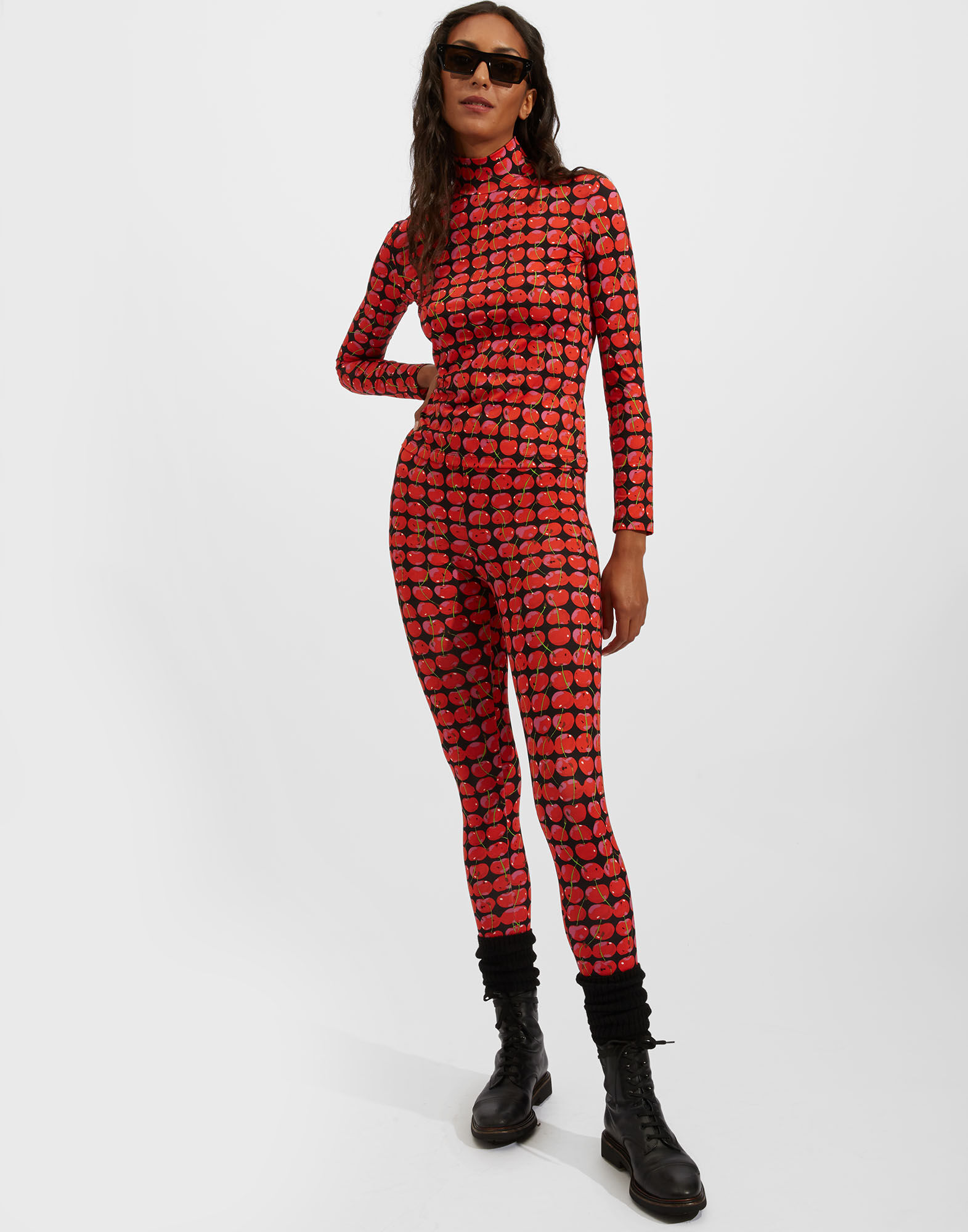 La DoubleJ Turtleneck Black Cherries SHI0030JER005CHY0003