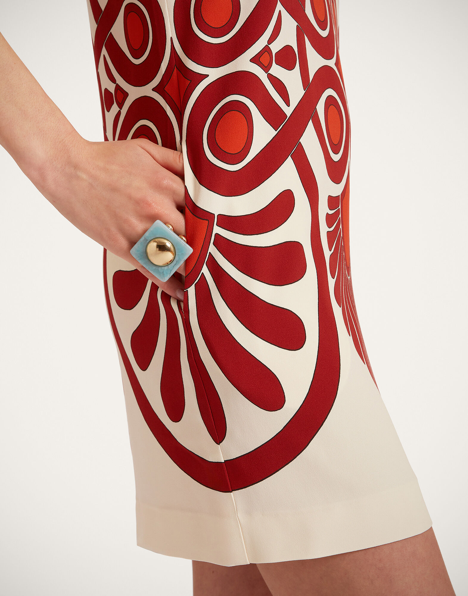 La DoubleJ Stretch Tunic Medallion Plac&eacute;e Cream DRE0758VIS011MED01WH03