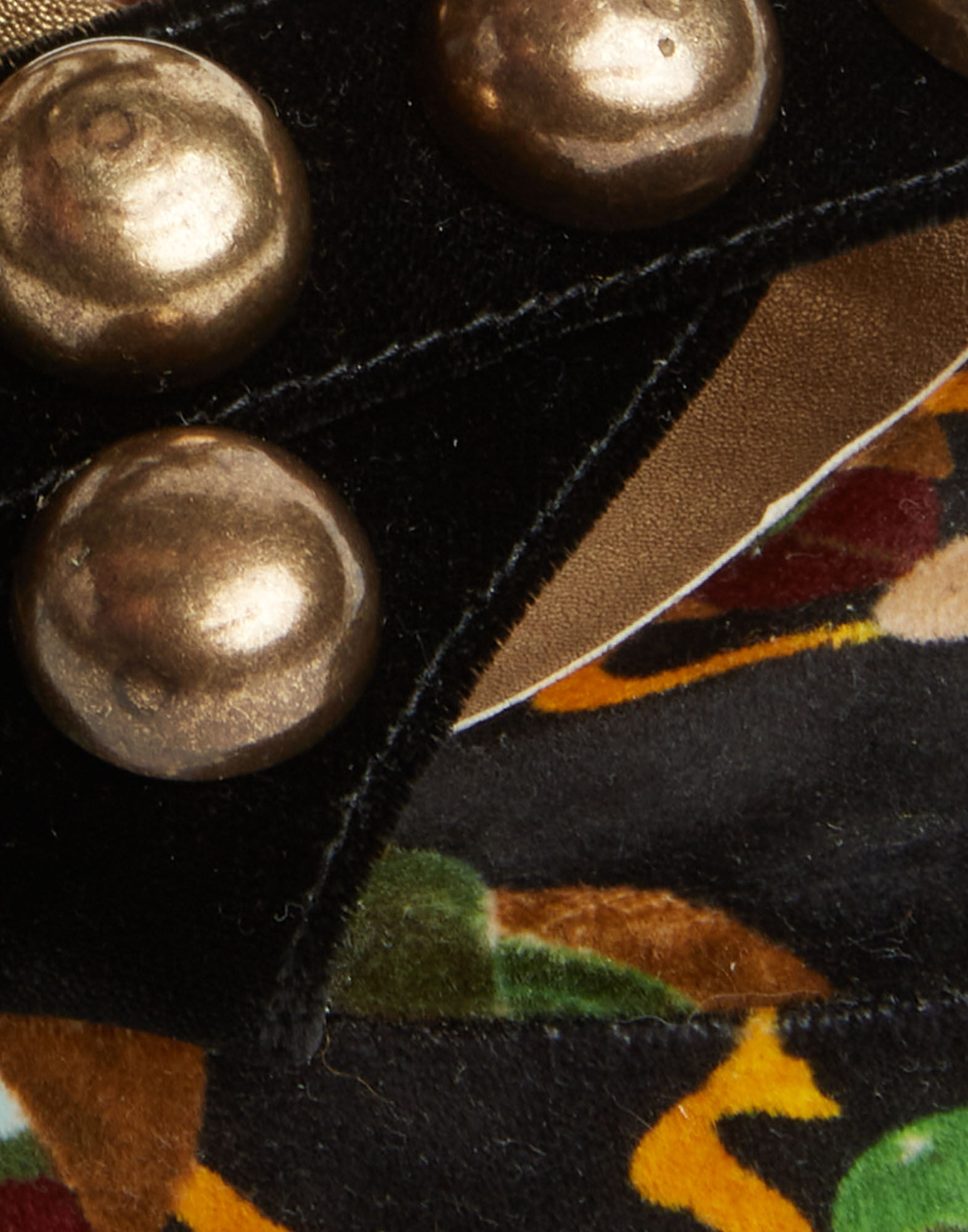 La DoubleJ Medal Wedge Scarab Black SHO0085FAI001SCA01BL01