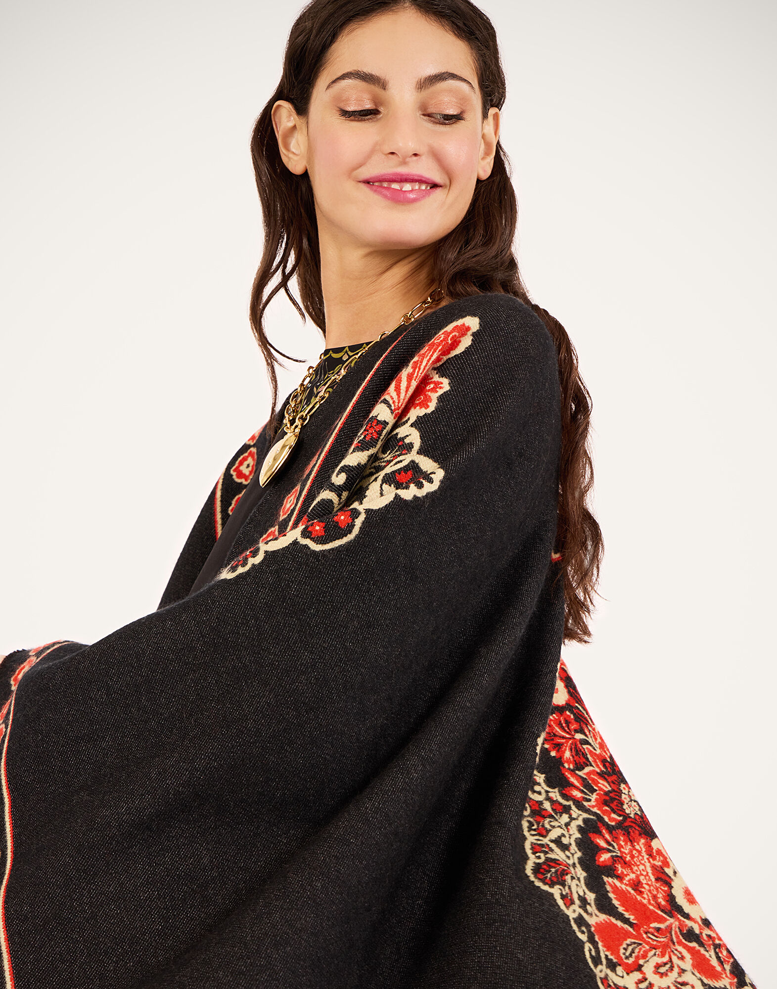 La DoubleJ Soul Poncho Cornucopia Plac&eacute;e Black SCA0059WOL025CRN03BL01