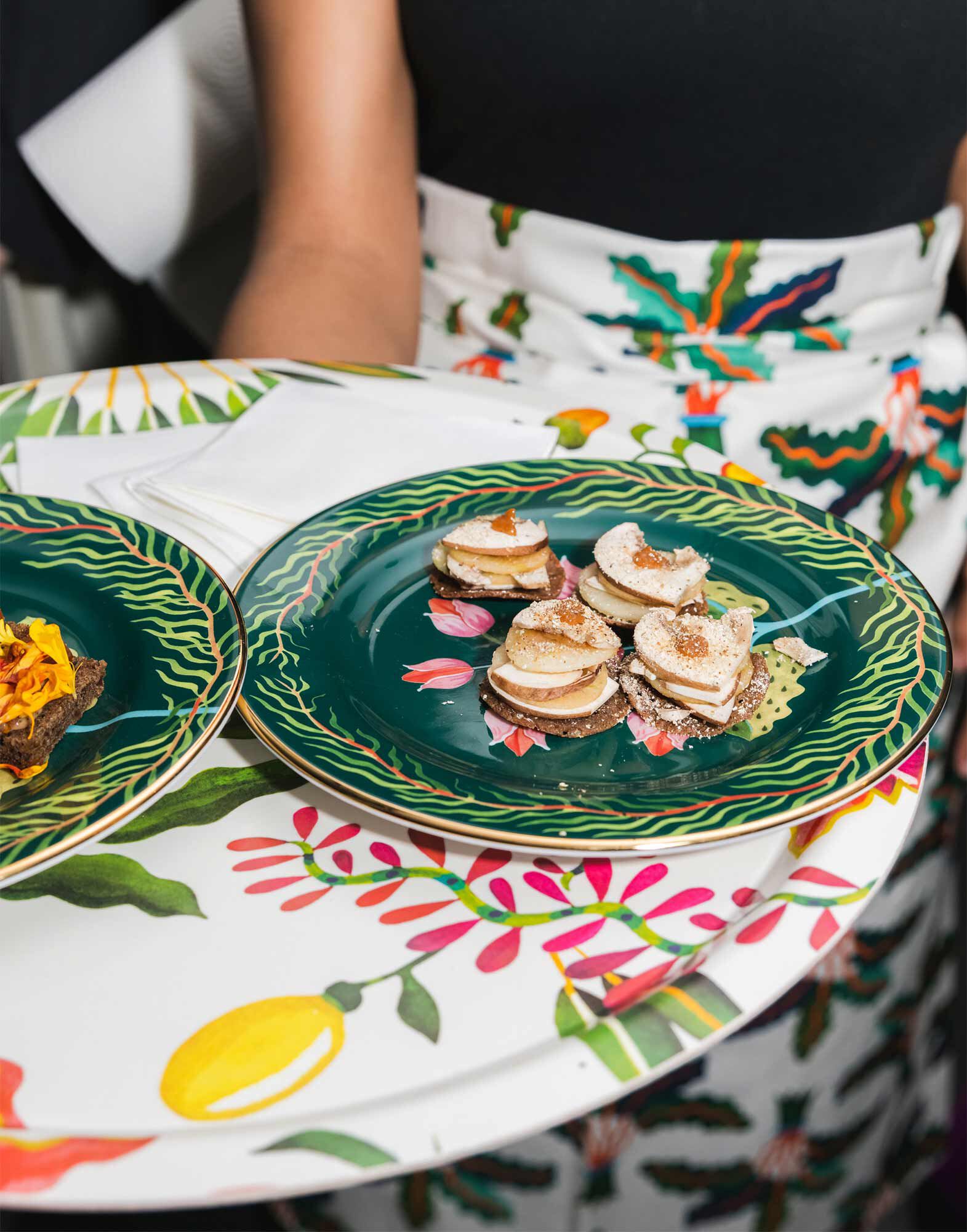 La DoubleJ Round Printed Tray Eden TRA0002WOD001HLE0008