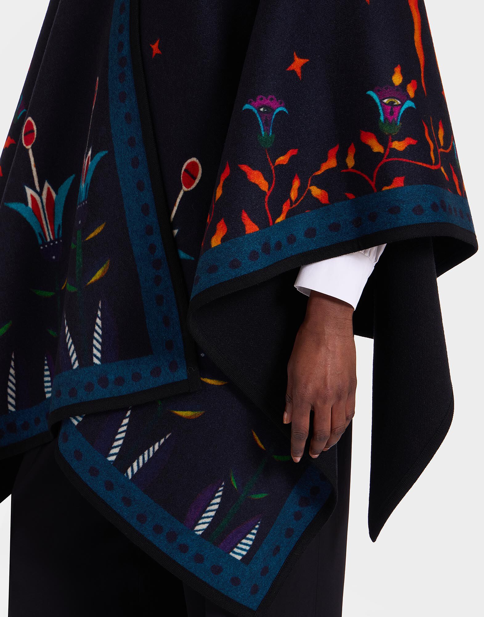 La DoubleJ Reversible Poncho Isis Nero Plac&eacute;e JAC0019PLA003ISI0002