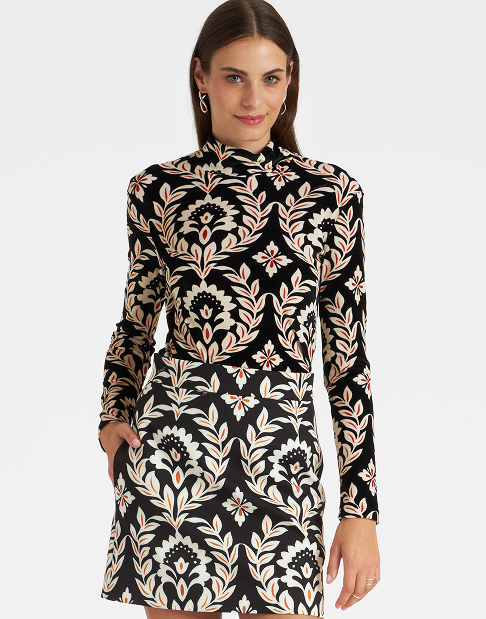 La DoubleJ Turtleneck Ghirlanda Black SHI0030VEL006GHI01BL01