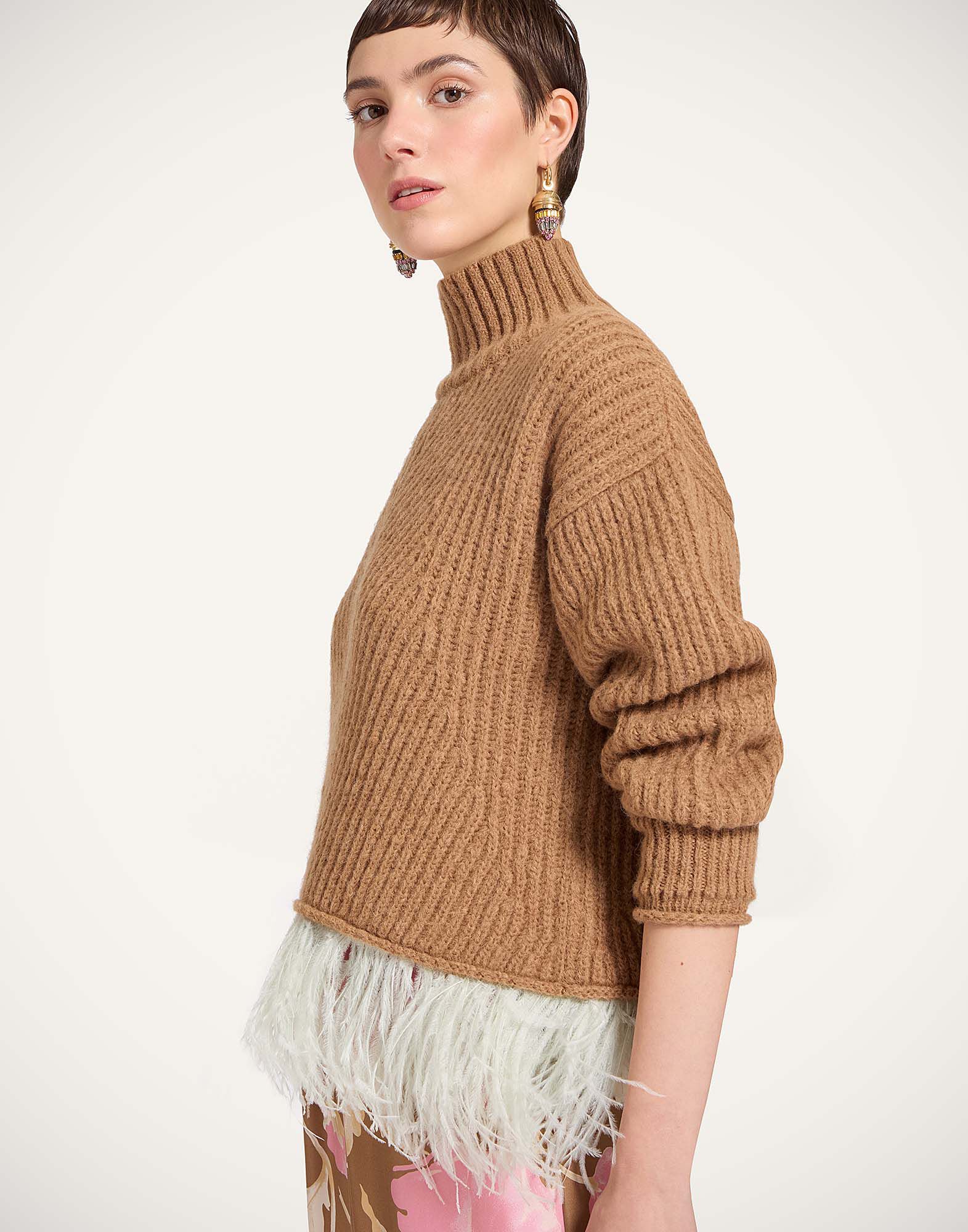 La DoubleJ High Kick Sweater Solid Camel PUL0174KNI098VA459BR04