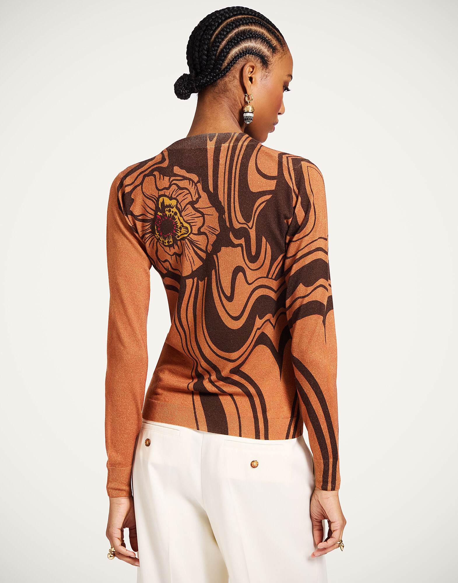 La DoubleJ Silky Crew Neck Big Blooms Brown PUL0305KNI172VA461BR02