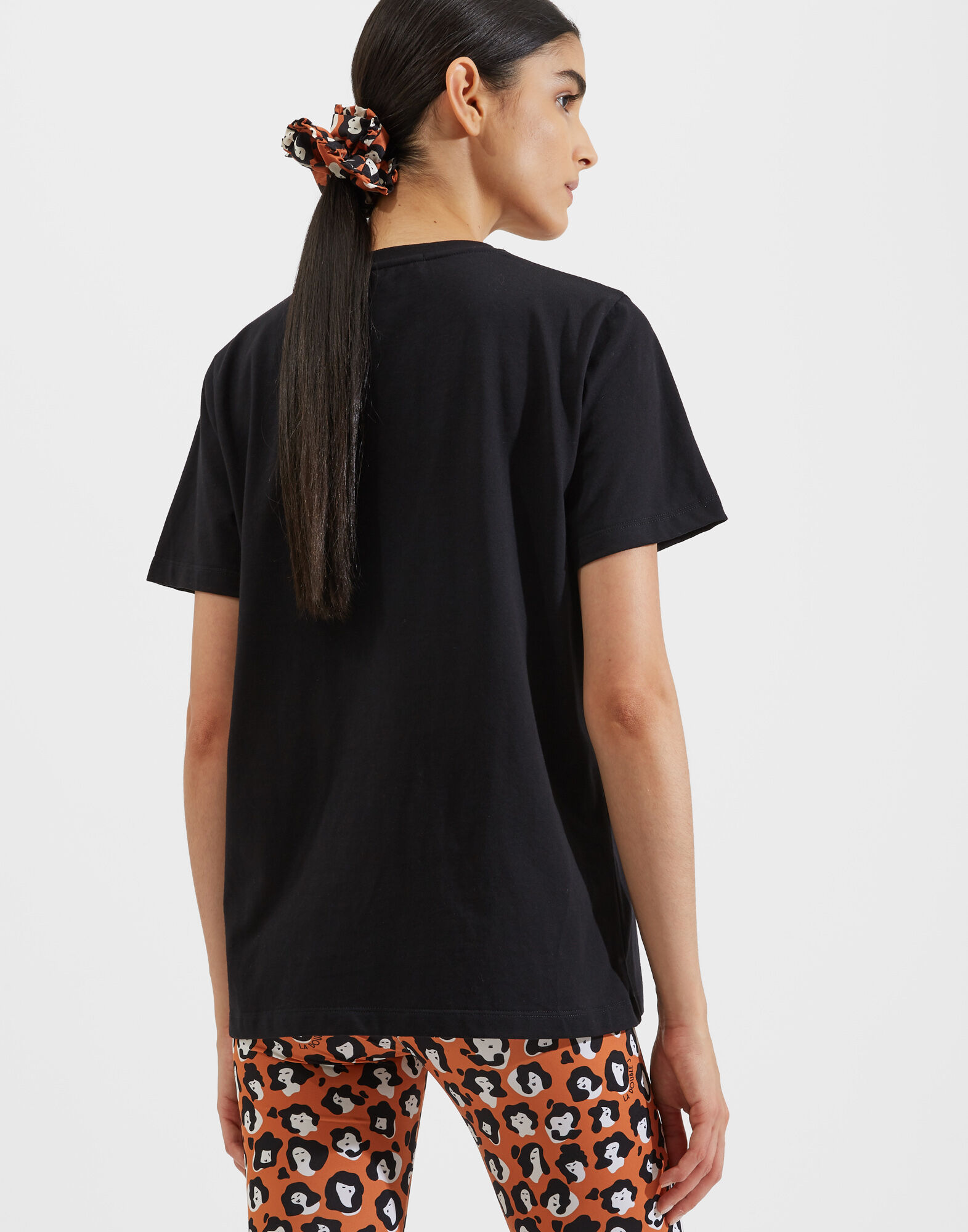 La DoubleJ T-Shirt Solid Black SHI0054JER010BLA0001