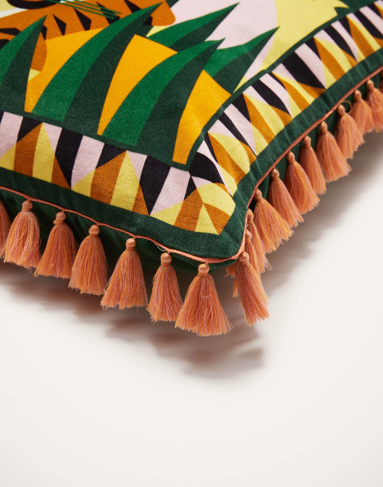 La DoubleJ Spirit Animal Cushion Tiger CUS0002VEL001SPA0002