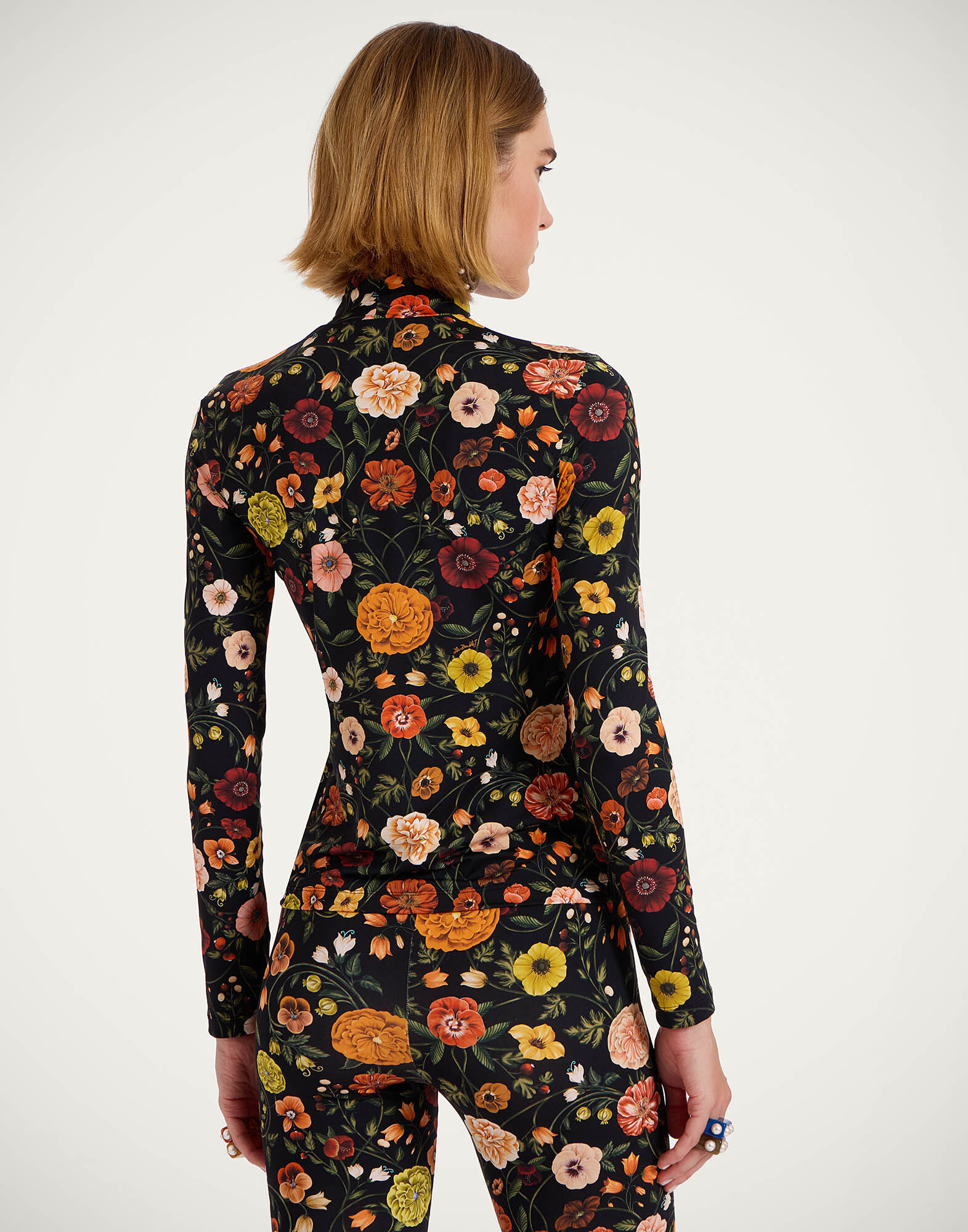 La DoubleJ Turtleneck Botticelli Black SHI0030JER005CEL01BL01