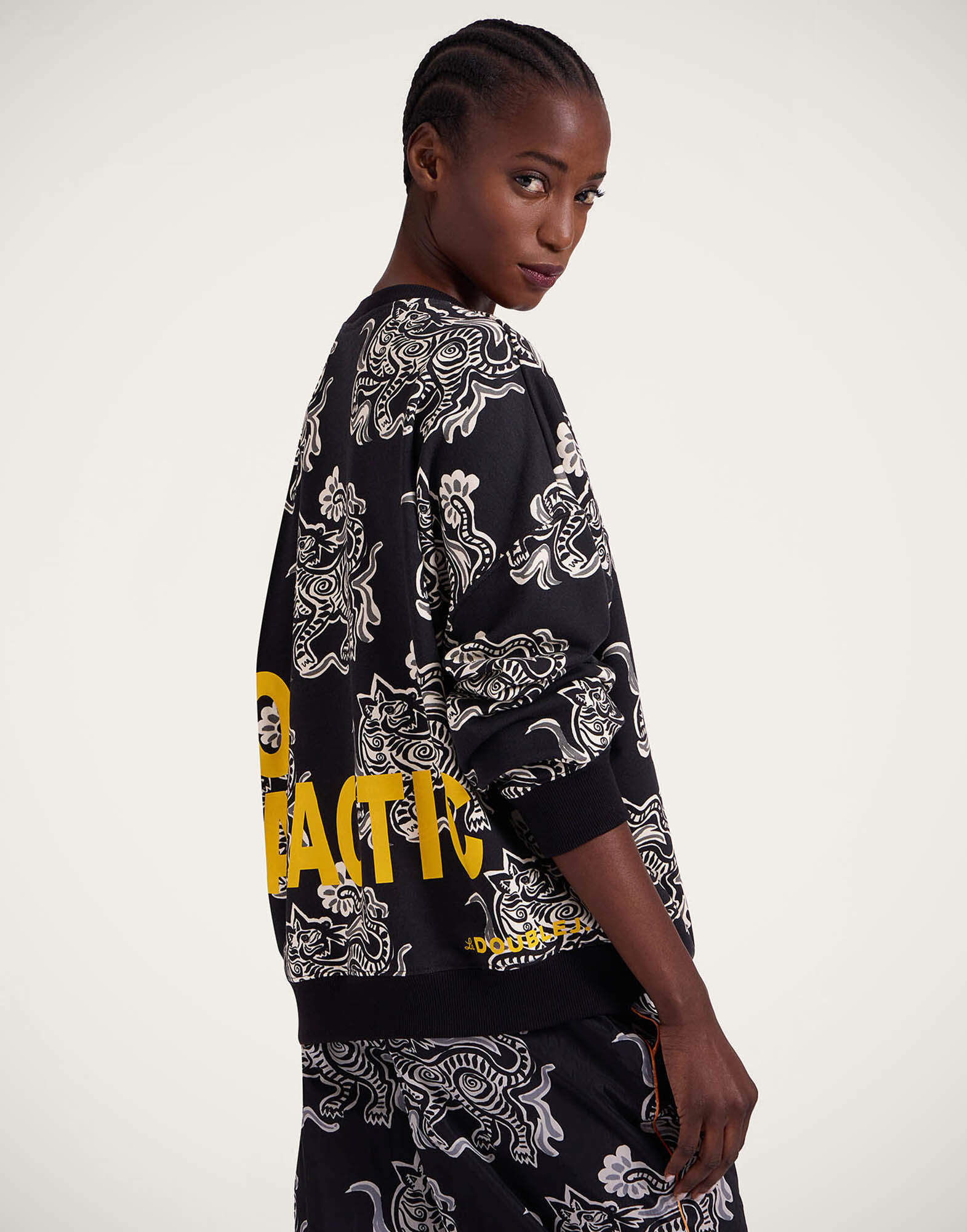 La DoubleJ Off Court Sweatshirt Crazy Tigers Black & White SWE0035JER054TIG01BL03