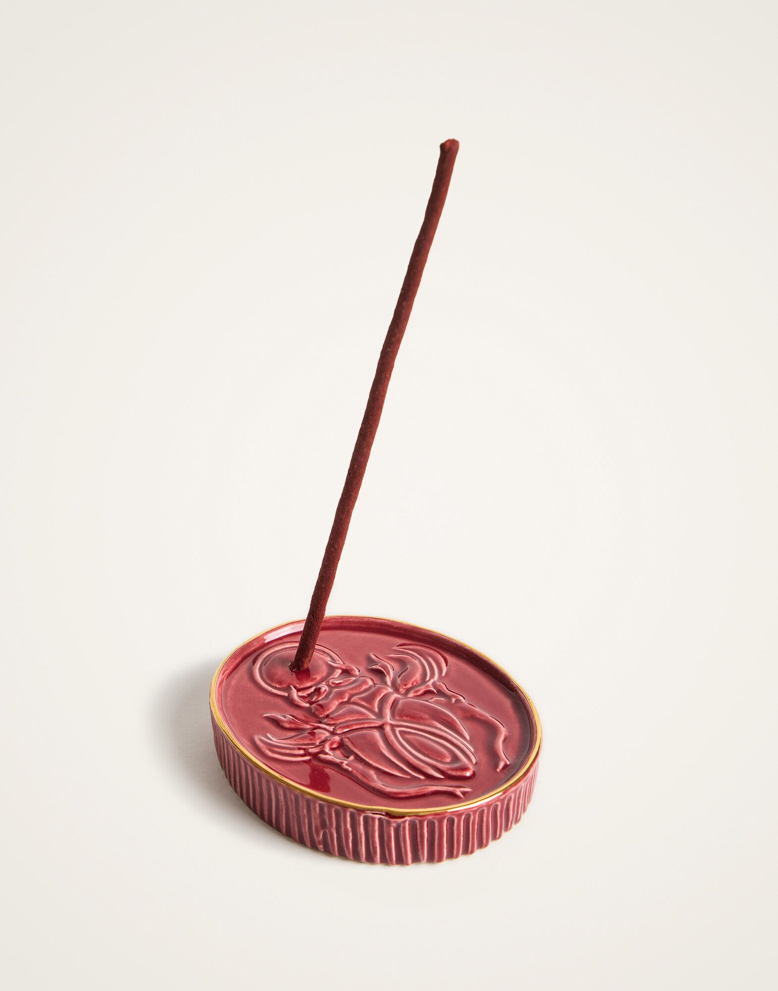 La DoubleJ Oval Incense Holder Scarab Bordeaux OTC0007CER004SCA01RE02