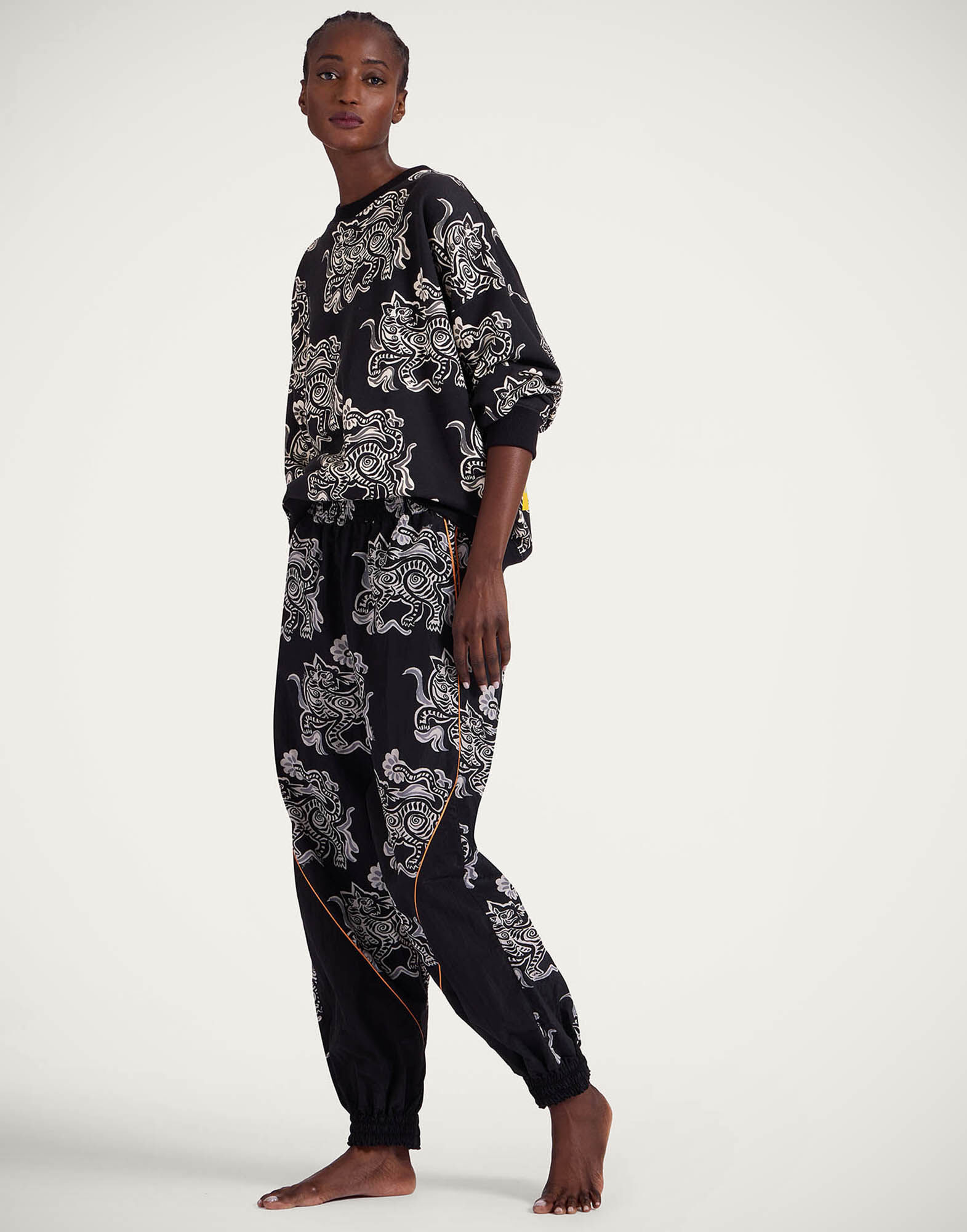 La DoubleJ Off Court Sweatshirt Crazy Tigers Black & White SWE0035JER054TIG01BL03