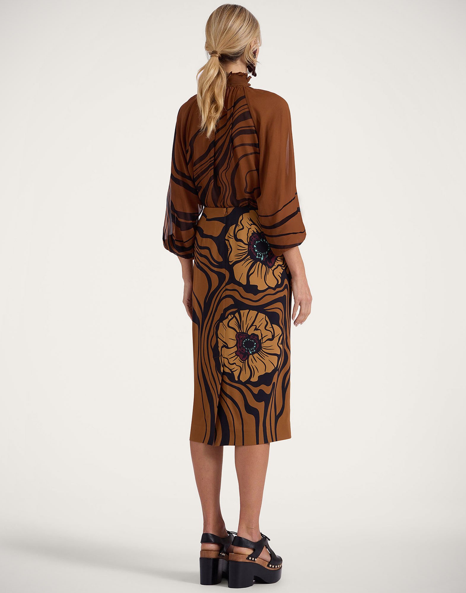 La DoubleJ Pencil Skirt Big Blooms Plac&eacute;e Brown SKI0022VIS011PFI06BR02