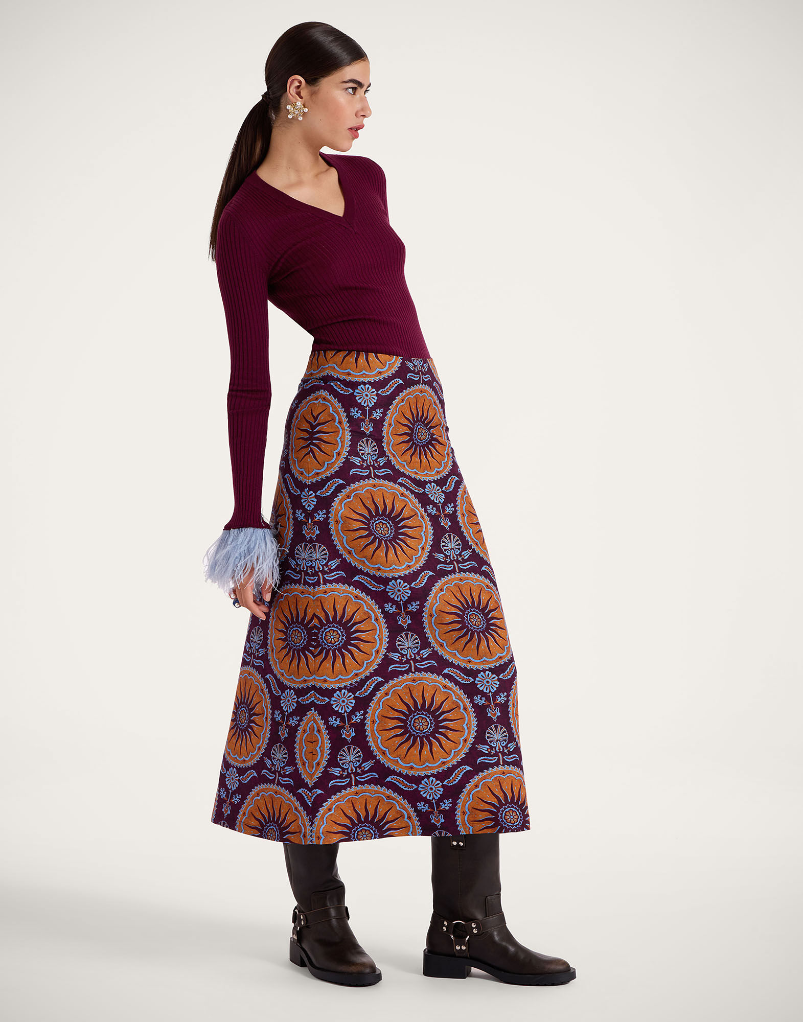 La DoubleJ V-Neck High Kick Top Solid Burgandy PUL0206KNI122VA276RE02