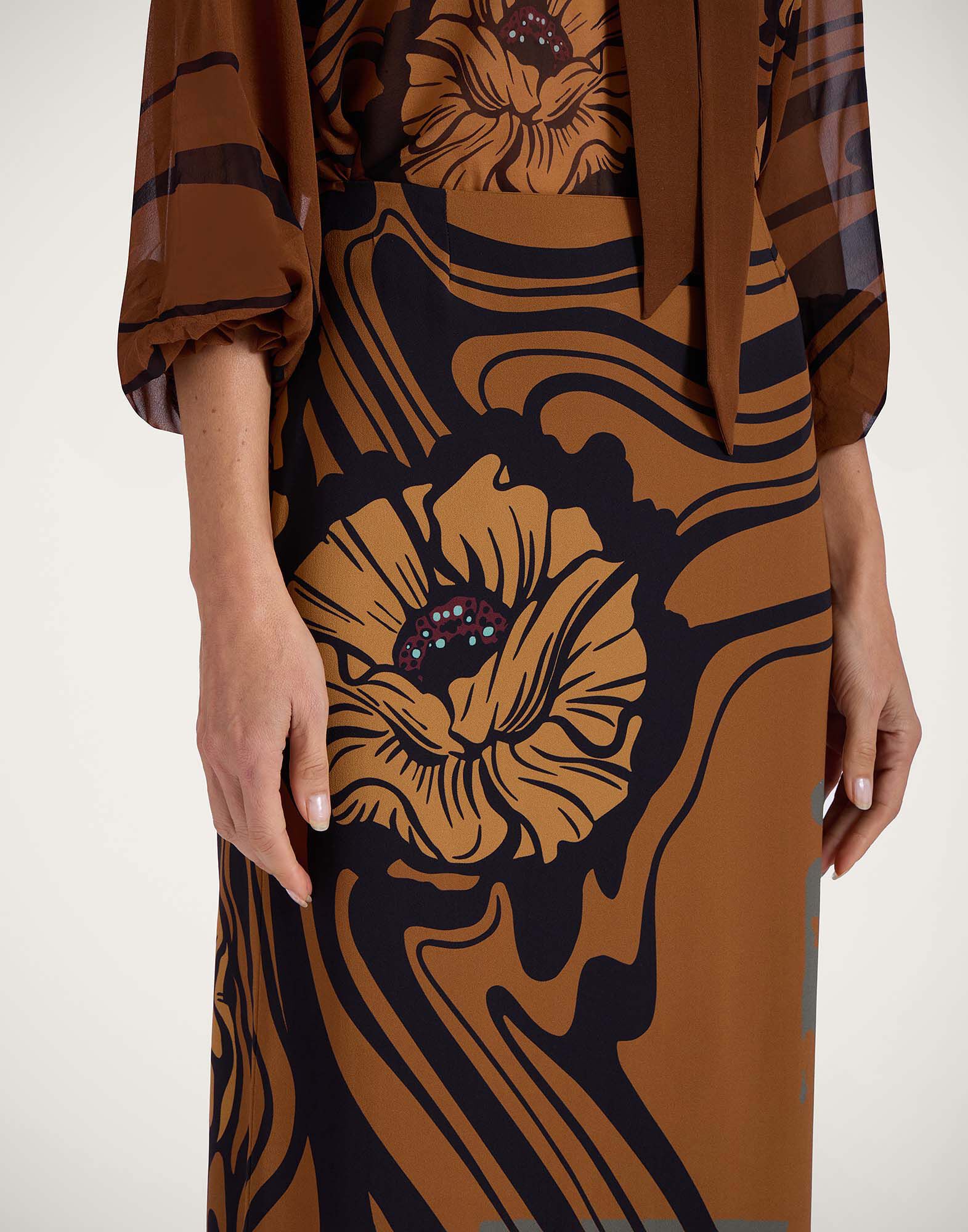 La DoubleJ Pencil Skirt Big Blooms Plac&eacute;e Brown SKI0022VIS011PFI06BR02