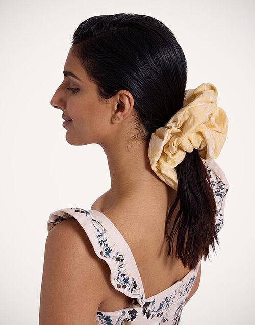 La DoubleJ Giga Scrunchie Iris Yellow SCR0003JCQ109IRS06YE02
