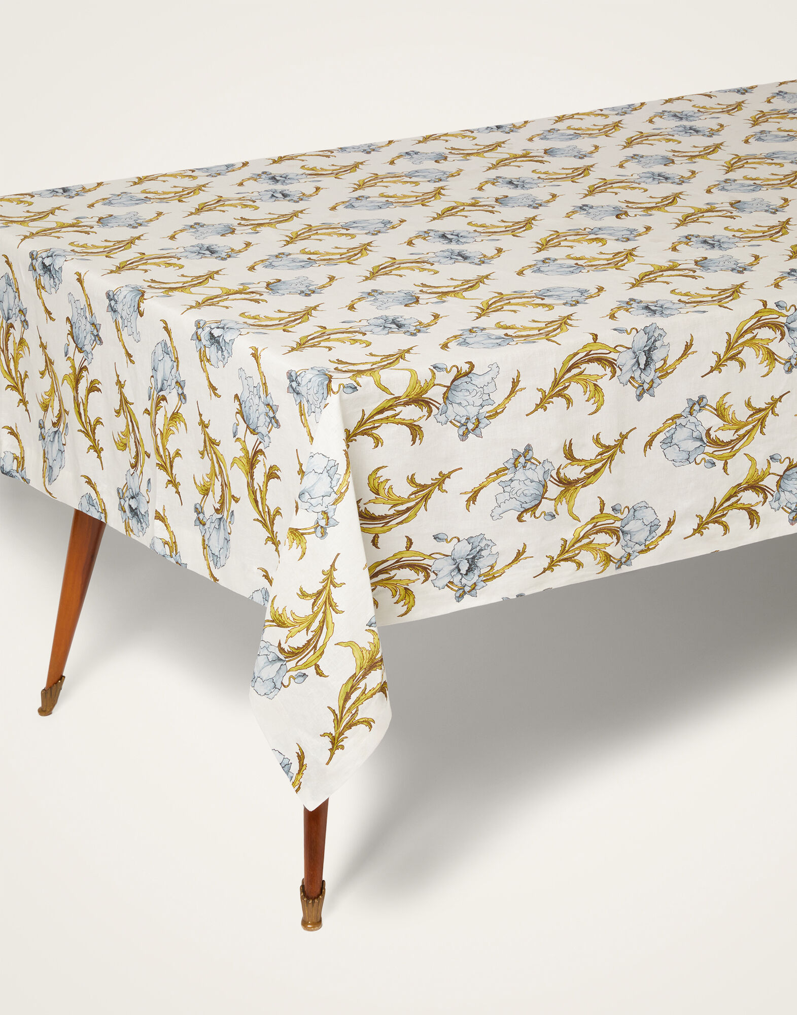 La DoubleJ Large Tablecloth Nymph Bloom Light Blue TBC0018LIN008NYB01BU01