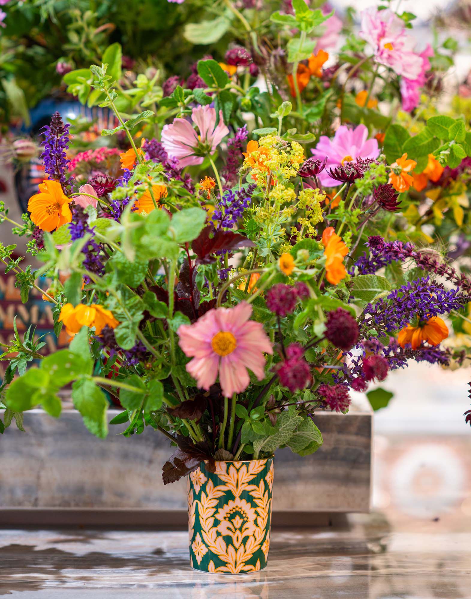 La DoubleJ Decorative Cup Green Garland VAS0008CER001GRL0005