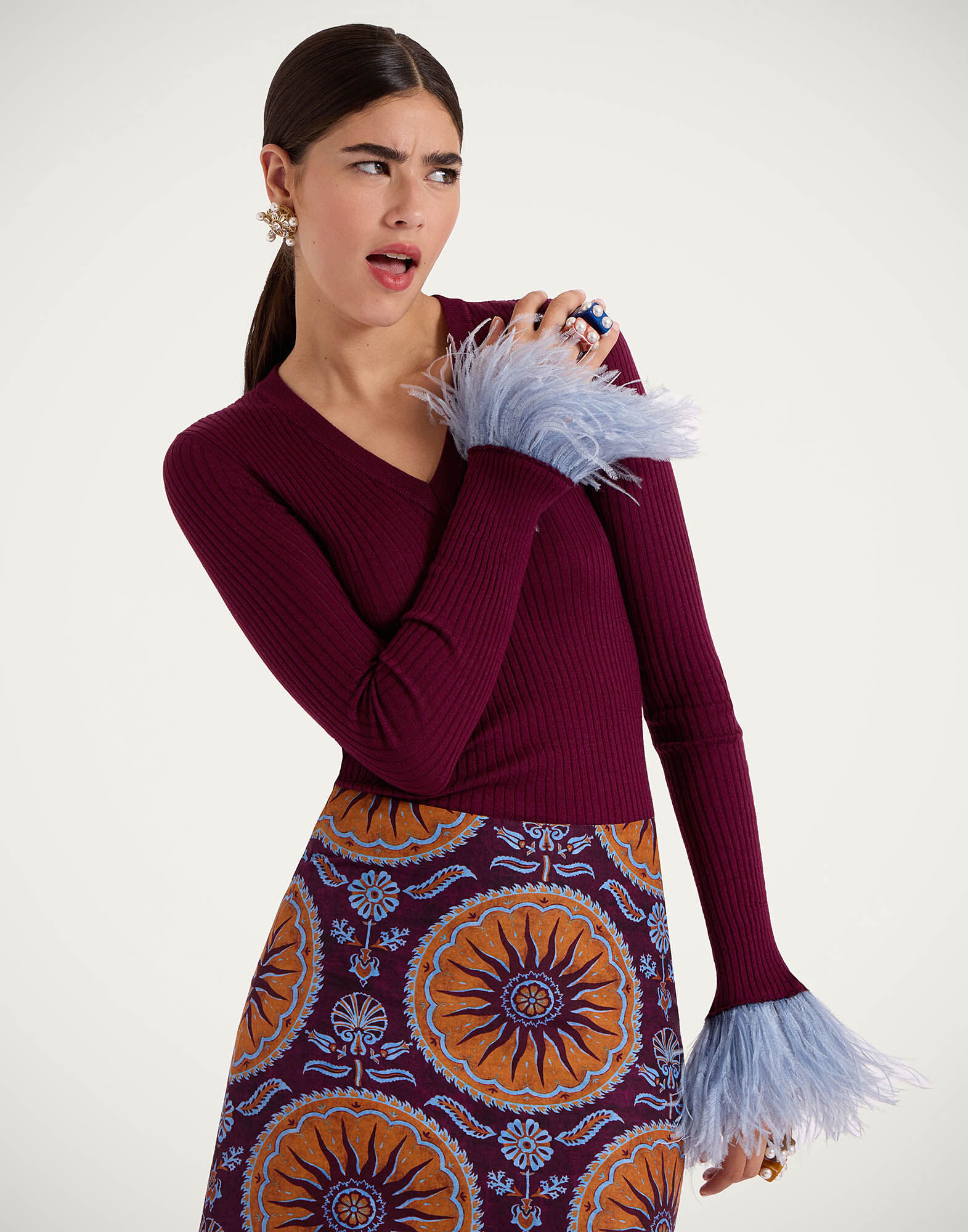 La DoubleJ V-Neck High Kick Top Solid Burgandy PUL0206KNI122VA276RE02