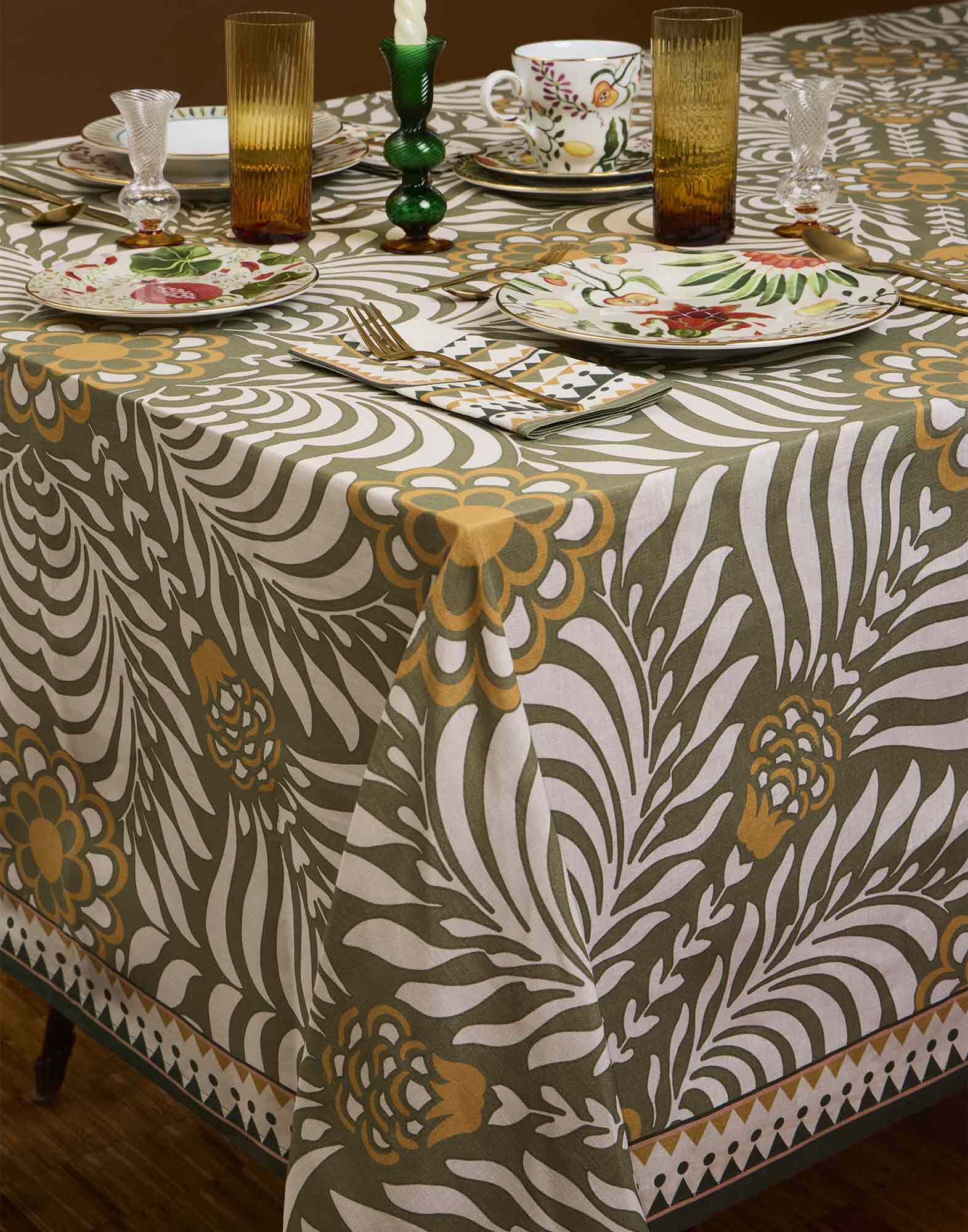 La DoubleJ Medium Tablecloth TudorLight Green TBC0002LIN001TDR03GR01