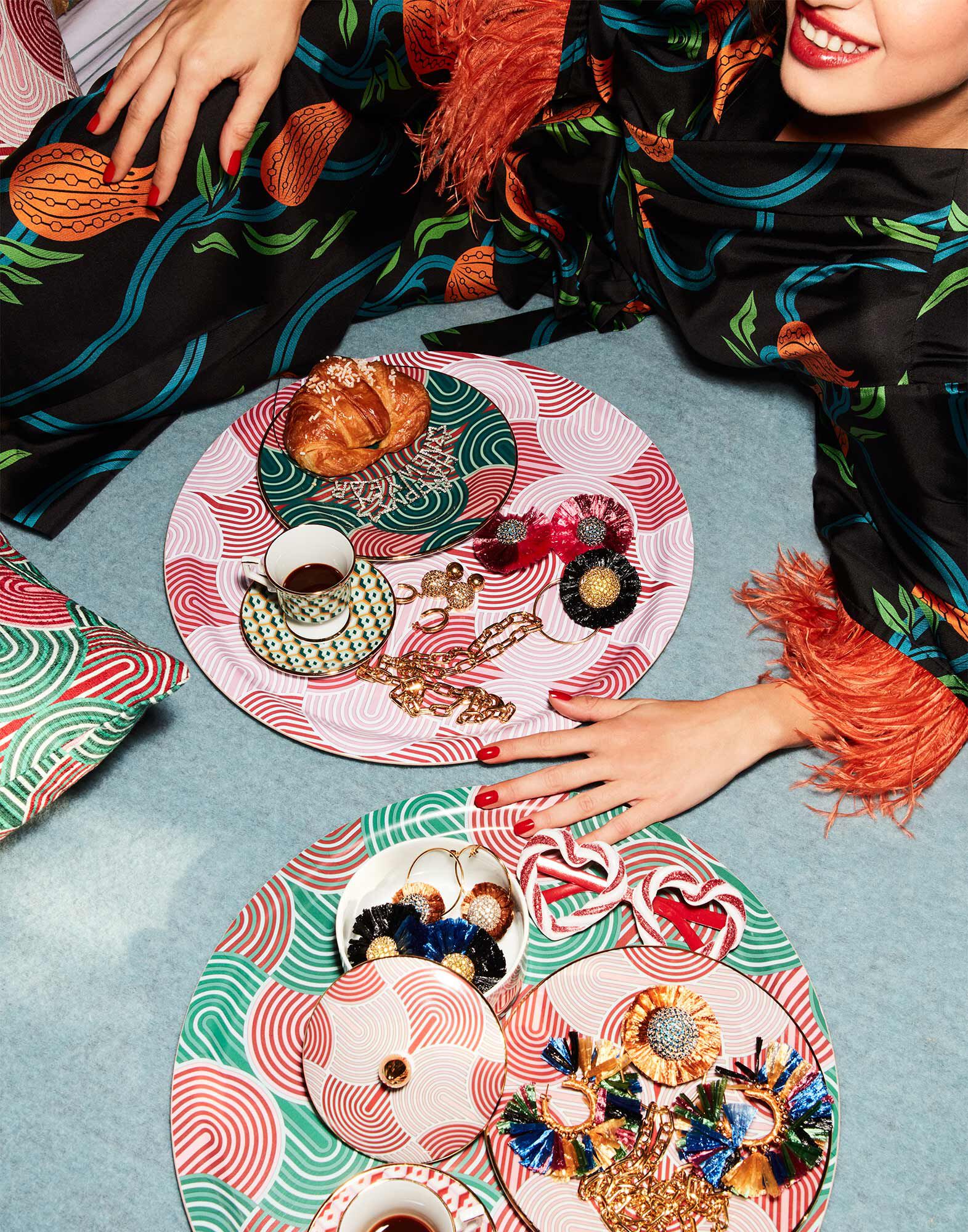 La DoubleJ Round Printed Tray Slinky Rosso TRA0002WOD001SLI0004