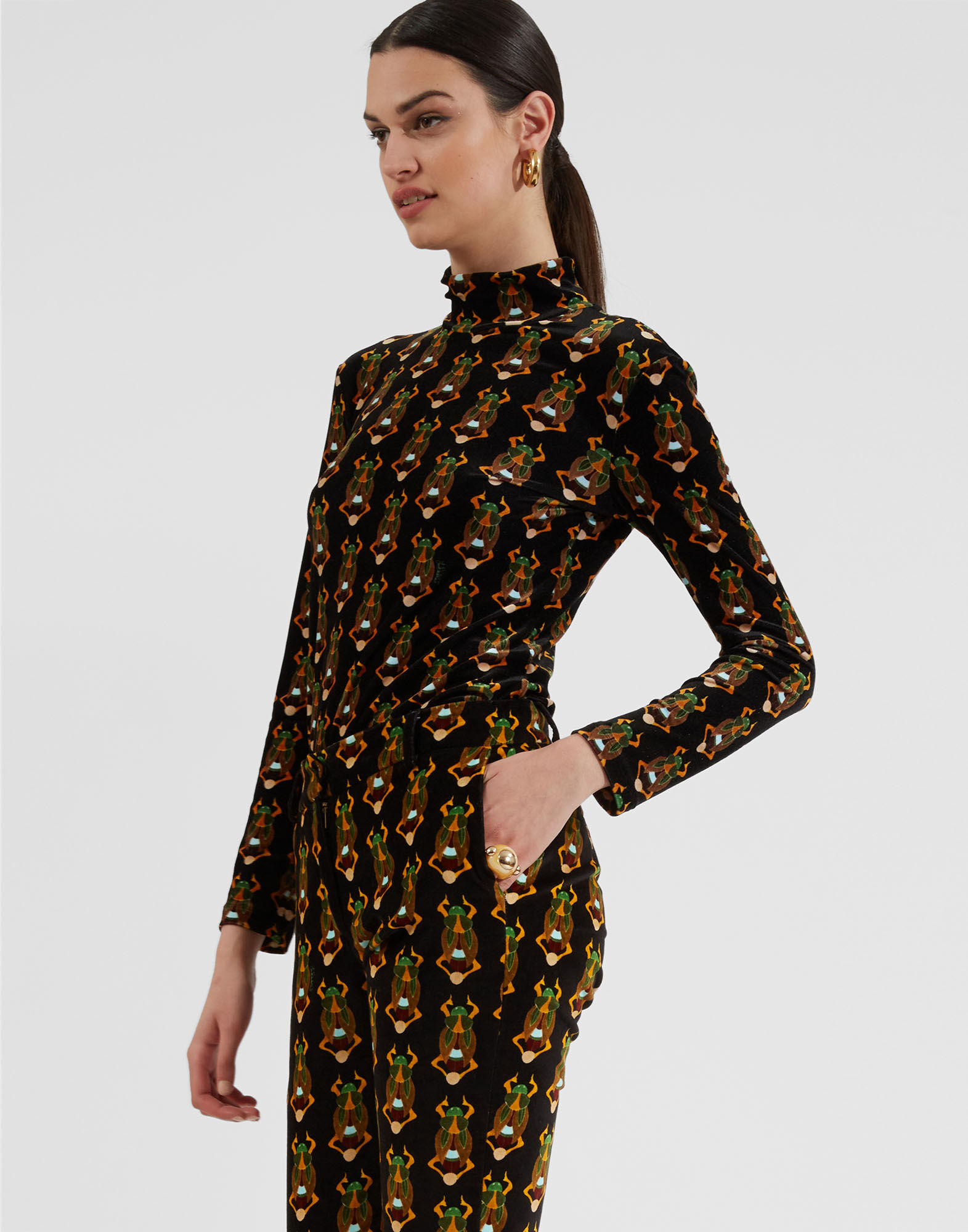 La DoubleJ Turtleneck Scarab Black SHI0030VEL006SCA01BL01