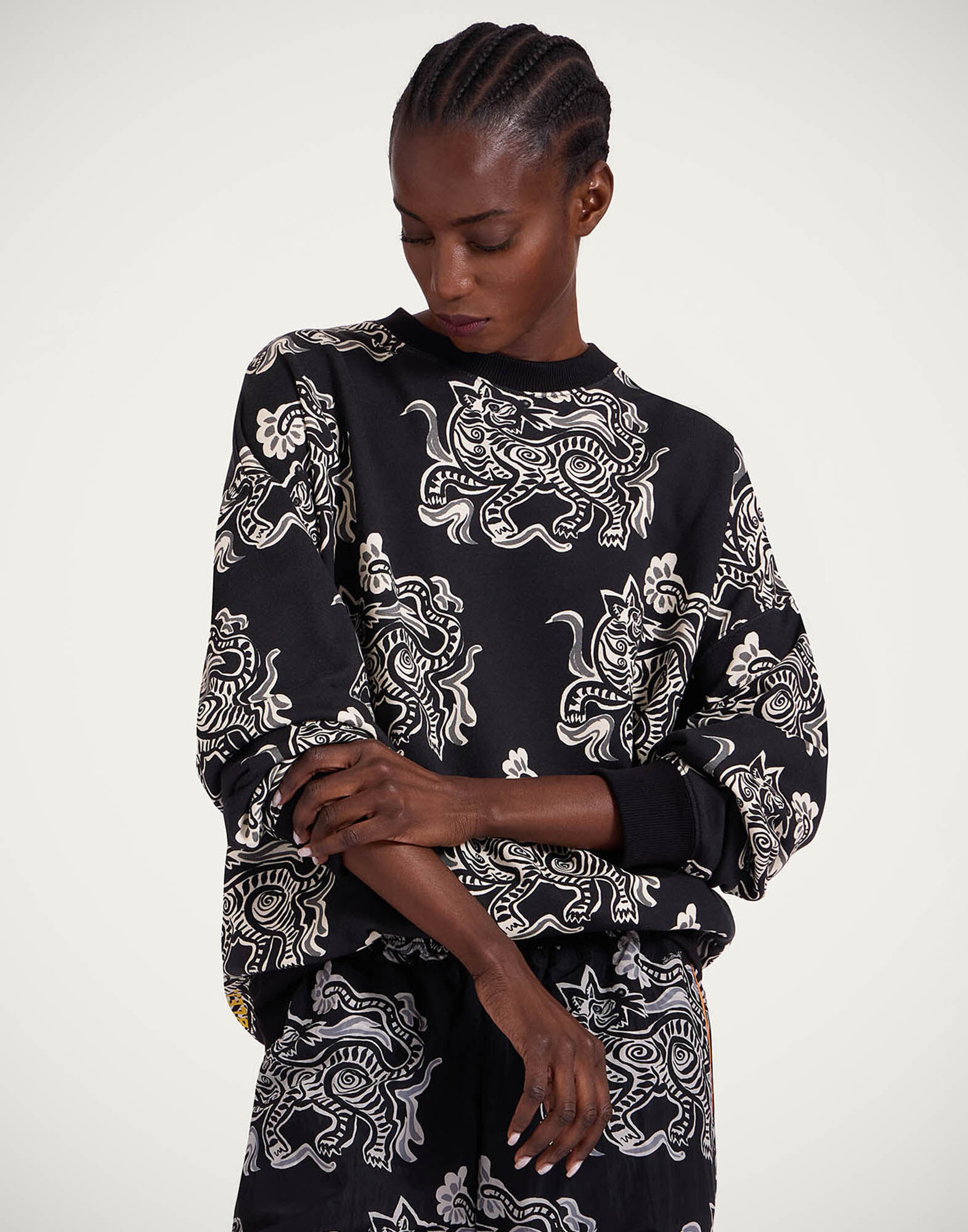 La DoubleJ Off Court Sweatshirt Crazy Tigers Black & White SWE0035JER054TIG01BL03