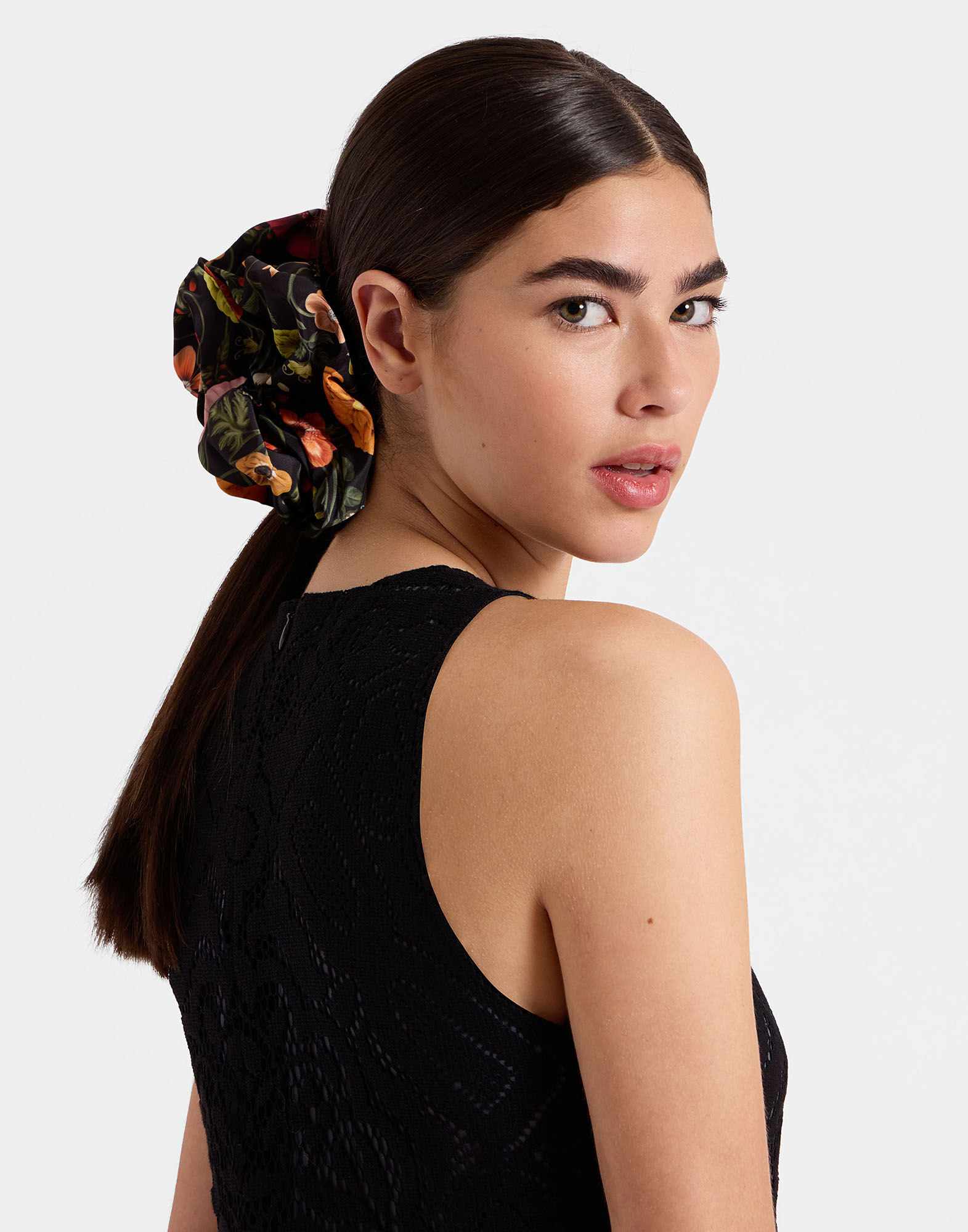La DoubleJ Giga Scrunchie Botticelli Black SCR0003FAI004CEL01BL01
