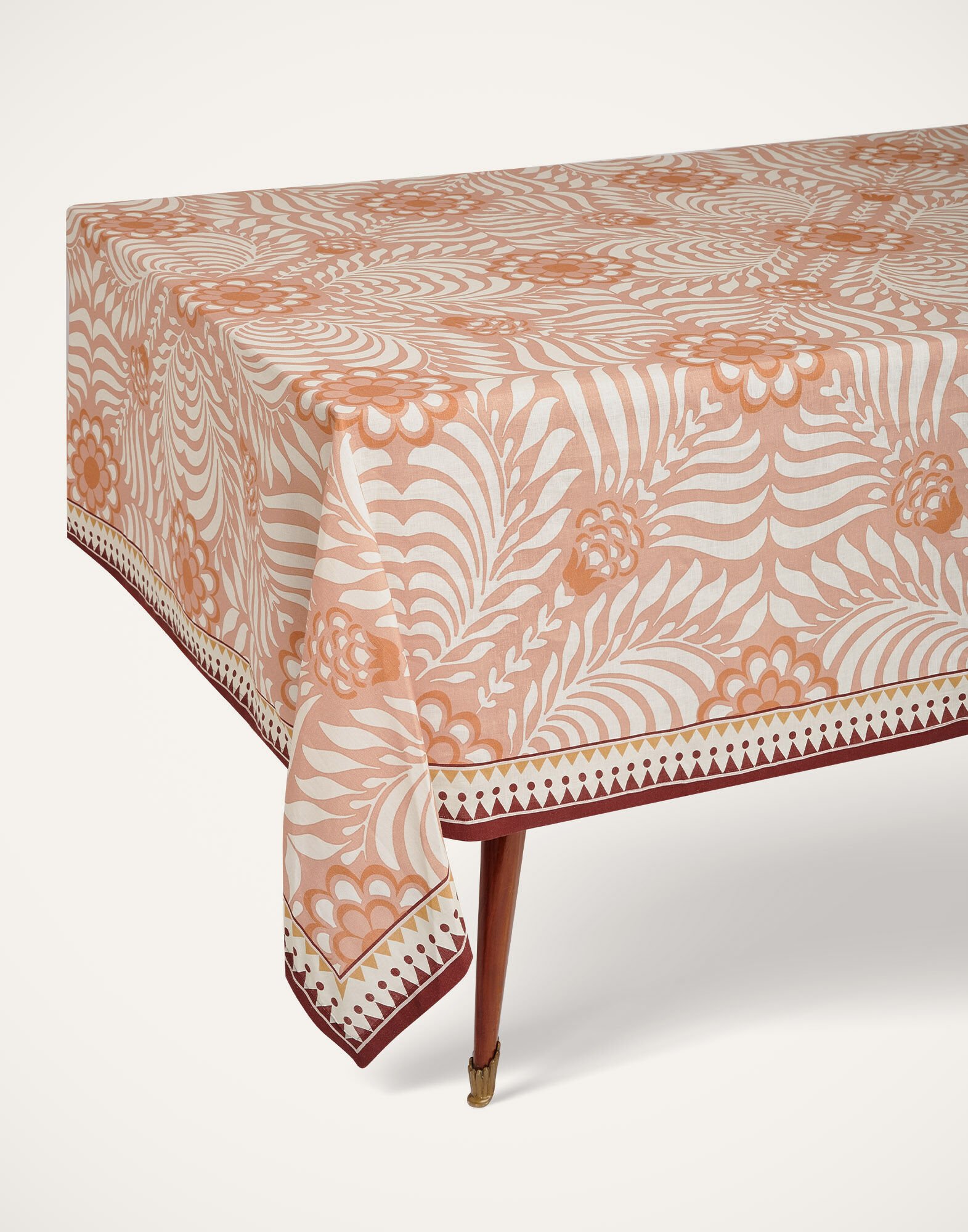 La DoubleJ Medium Tablecloth Tudor Pink TBC0002LIN001TDR03PI05